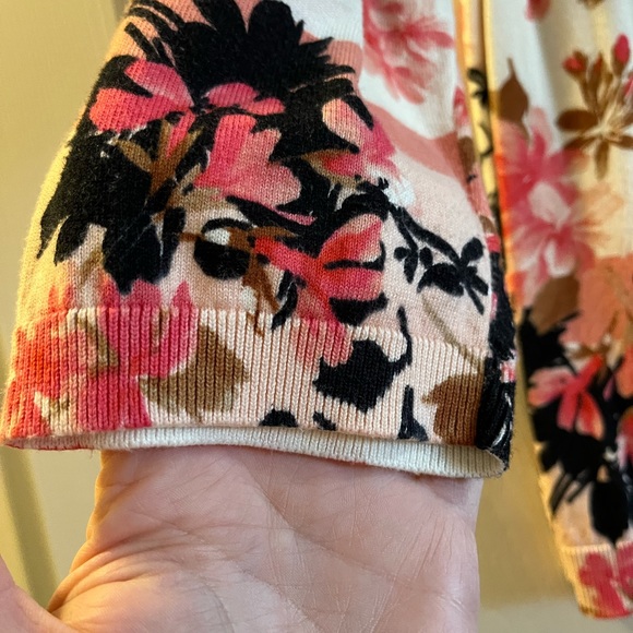 🌺EUC Talbots Spring Floral Cardigan button front 3/4 sleeve - Picture 4 of 7